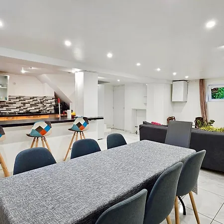 Style Hoteliere Dans Partage, La Zen Proxy Paris, Stade De France Apartment Epinay-sur-Seine